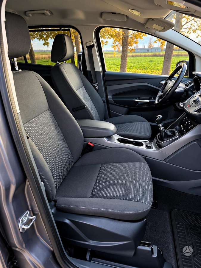 Ford Grand 2015 — photo 16