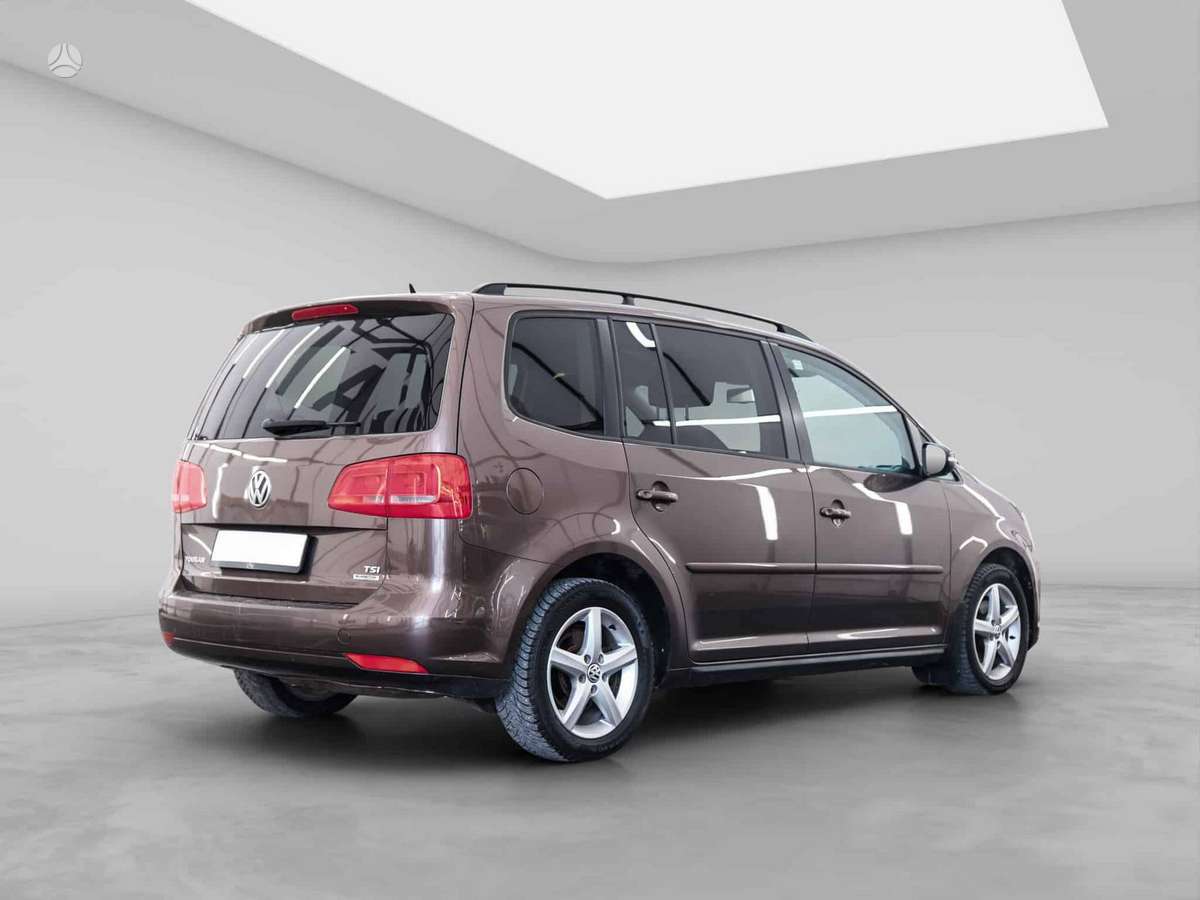 Volkswagen Touran 2013 — салон