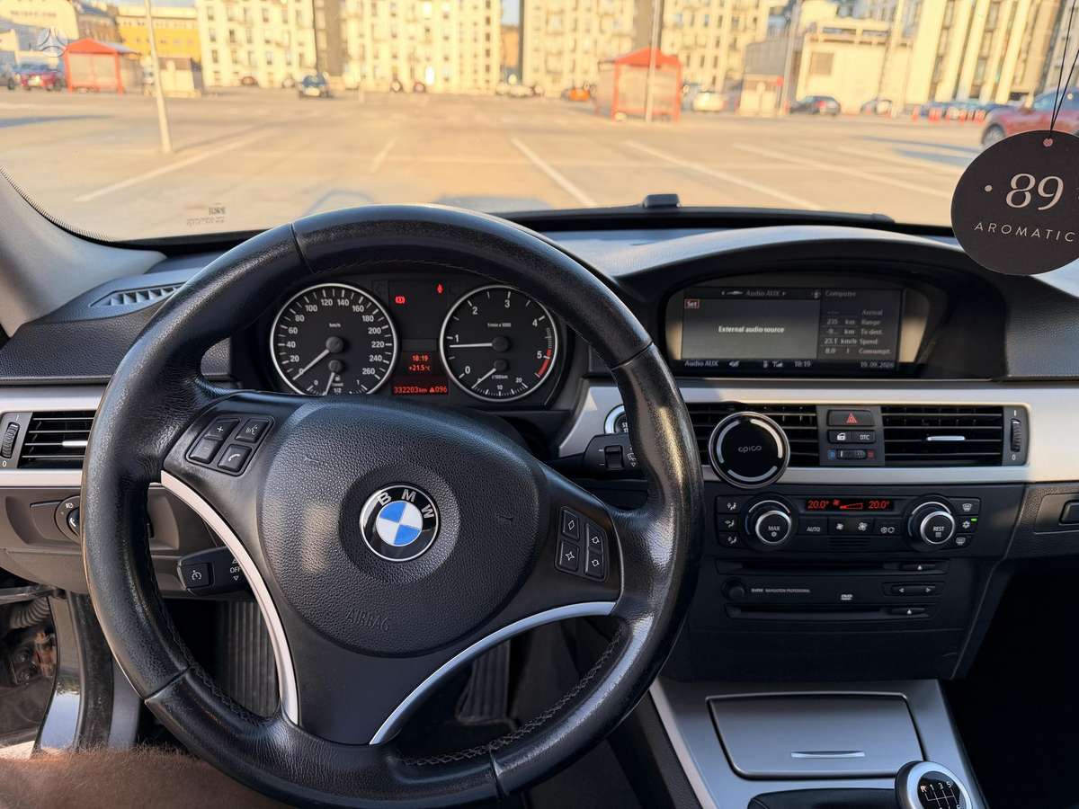 BMW 318 2007 — photo 17