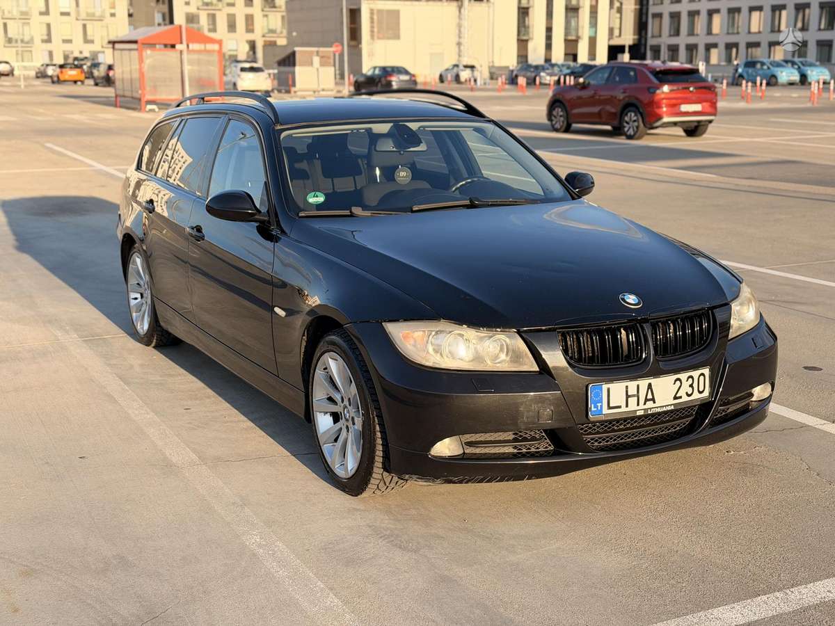 BMW 318 2007 — rear view