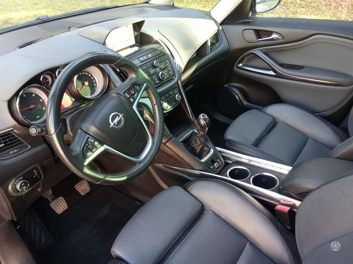 Opel Zafira 2013 — photo 20