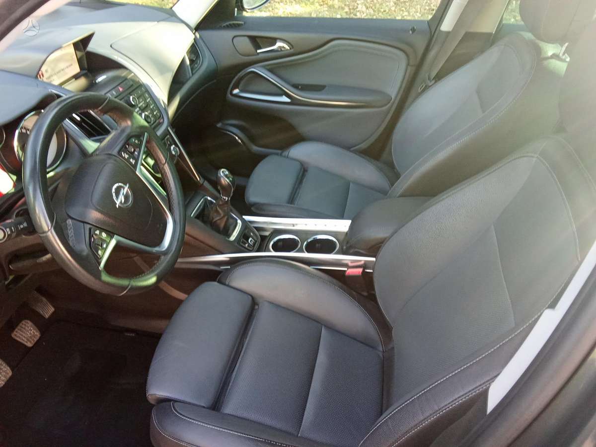 Opel Zafira 2013 — photo 21