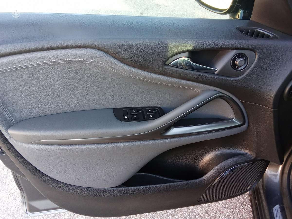 Opel Zafira 2013 — photo 31