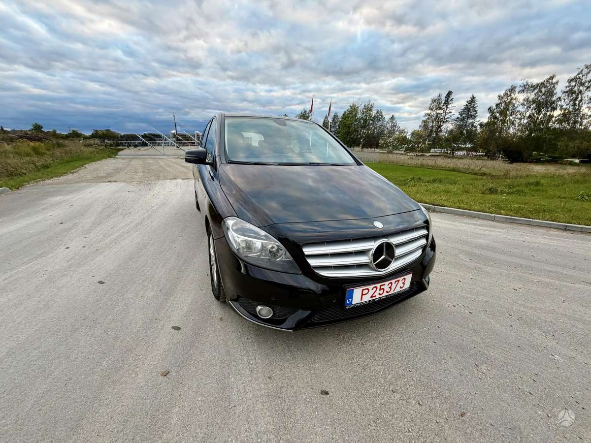 Mercedes-Benz B180 2012 — салон