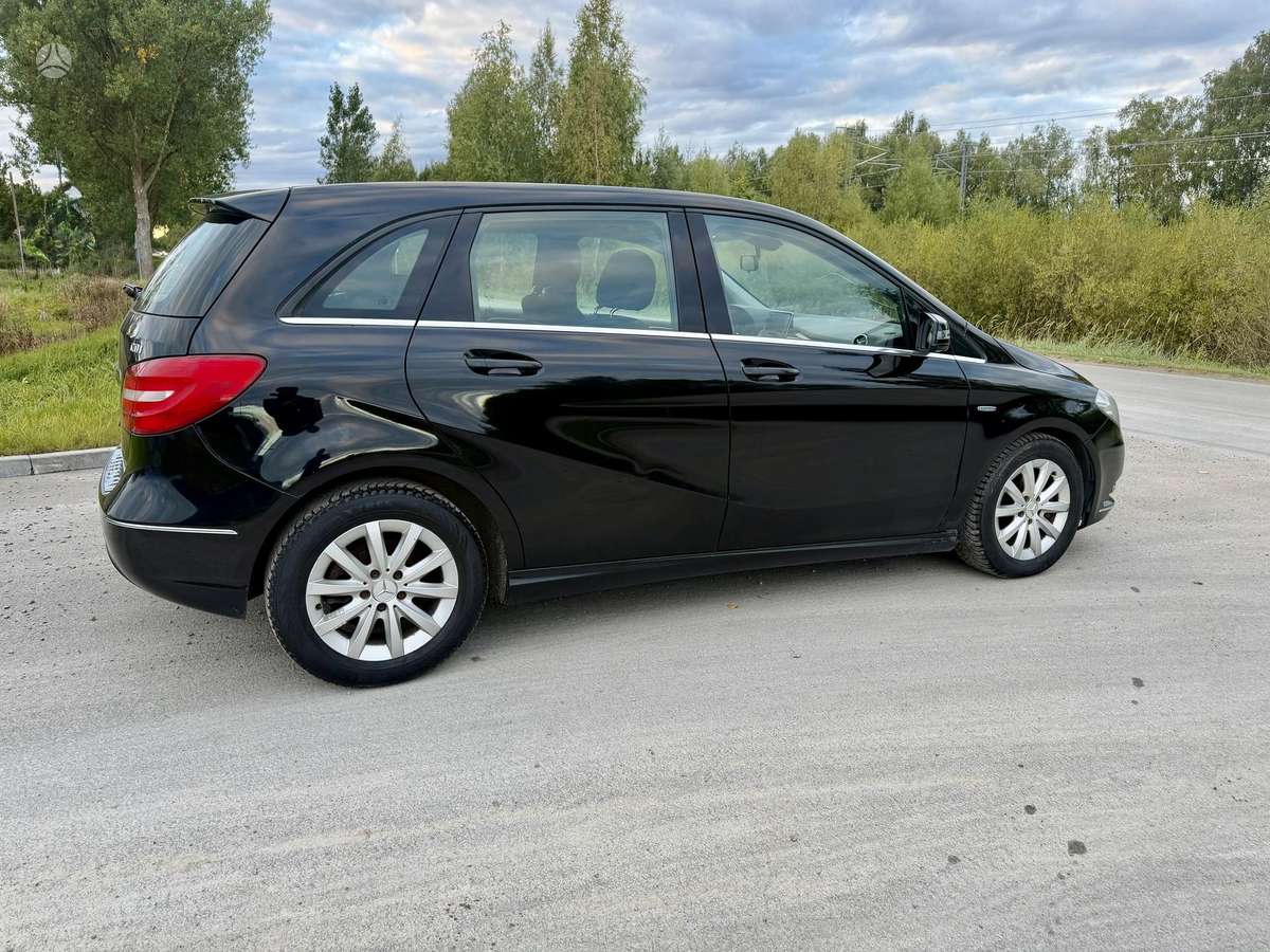 Mercedes-Benz B180 2012 — двигун 1800 cm³, 109 HP (80kW)