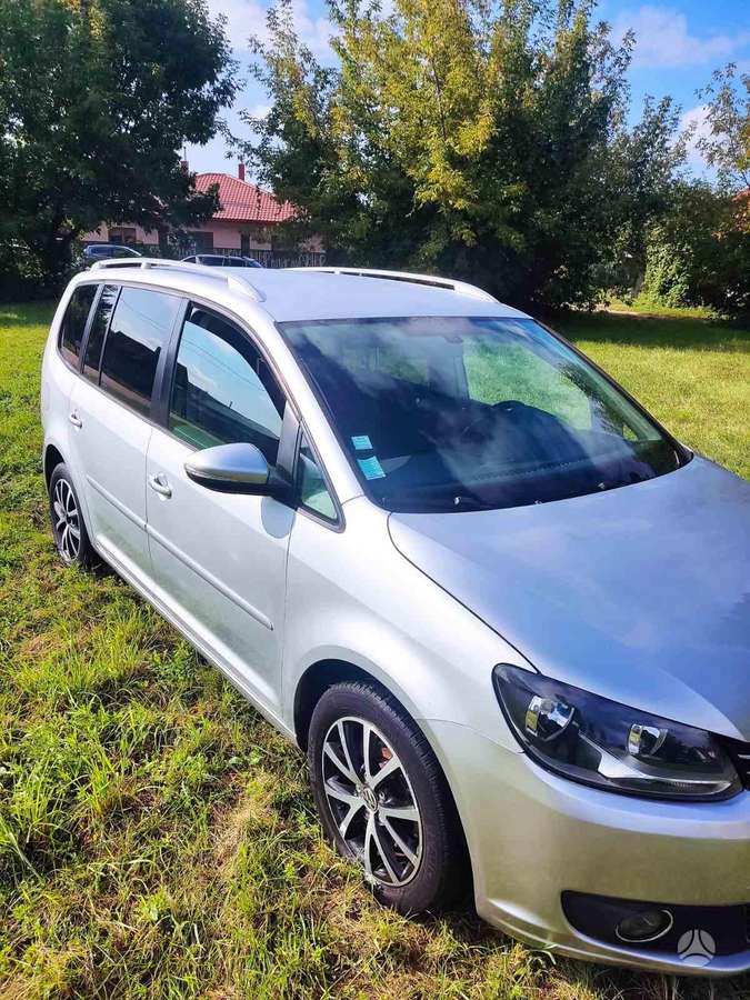 Volkswagen Touran 2012 — вигляд ззаду