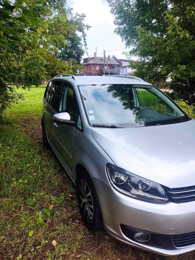 Volkswagen Touran 2012 — салон