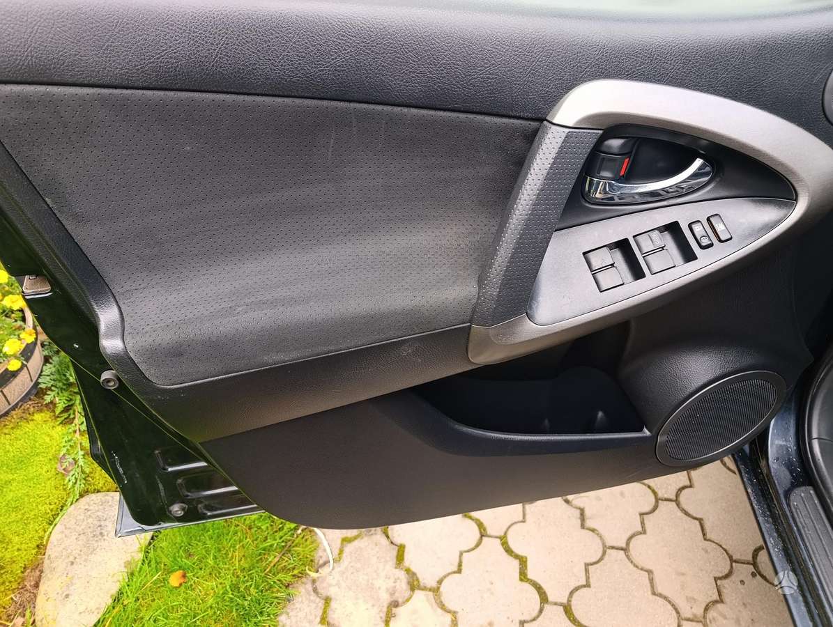 Toyota RAV4 2011 — photo 10