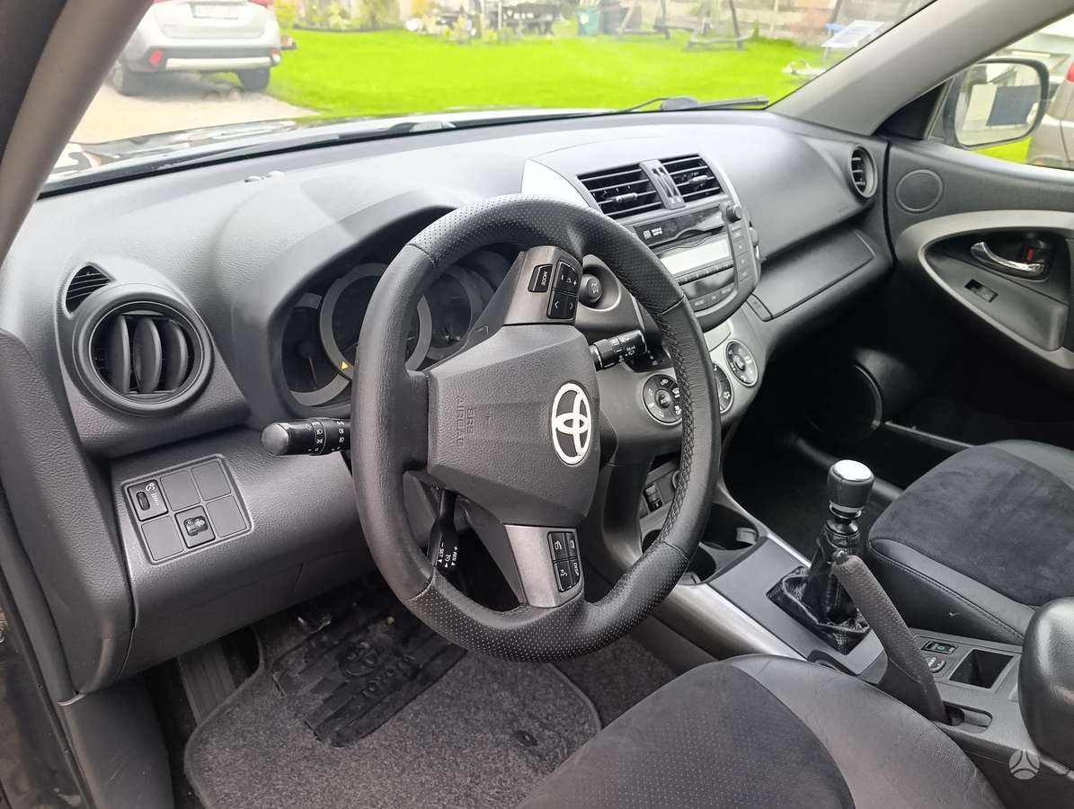 Toyota RAV4 2011 — photo 11