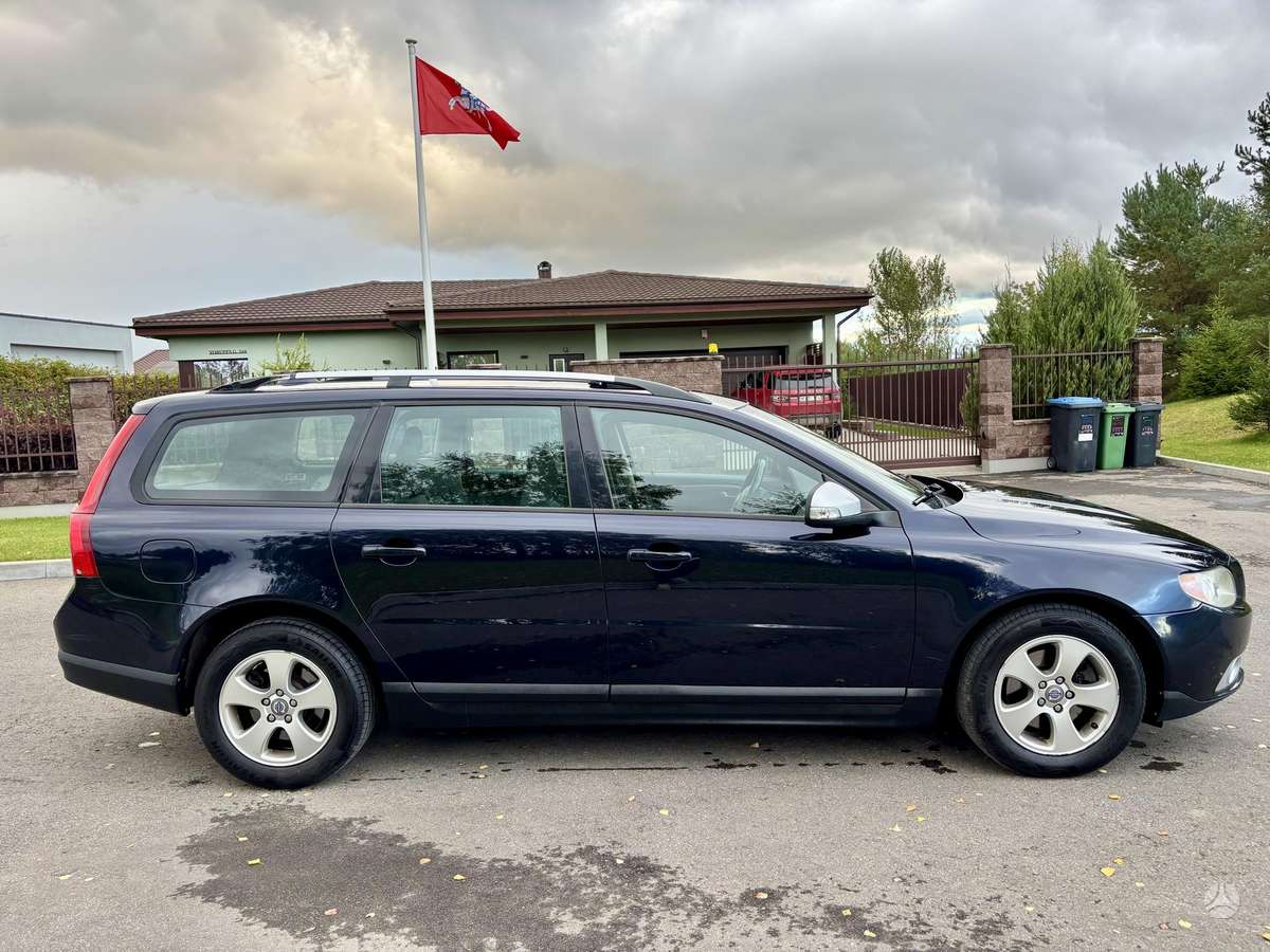 Volvo V70 2008 — rear view