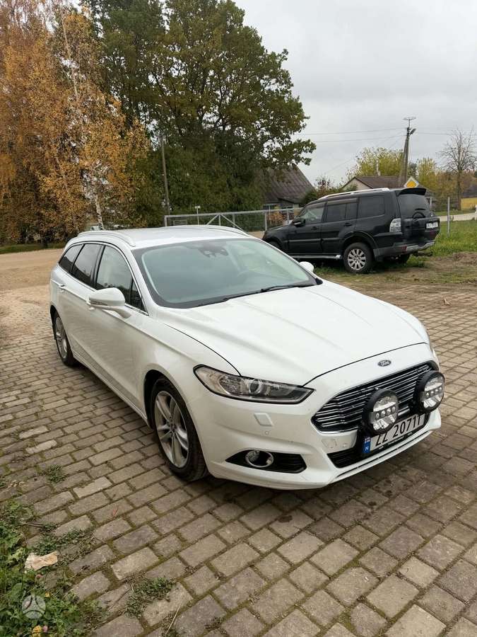 Ford Mondeo 2015 — вигляд ззаду