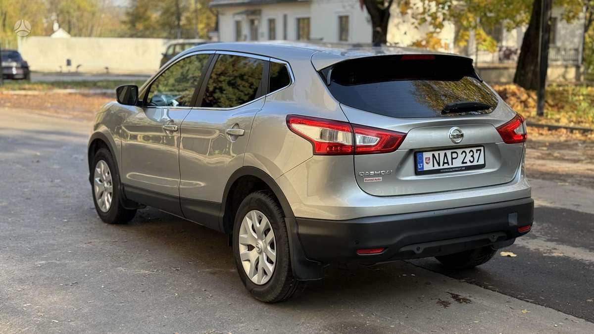 Nissan Qashqai 2014 — rear view