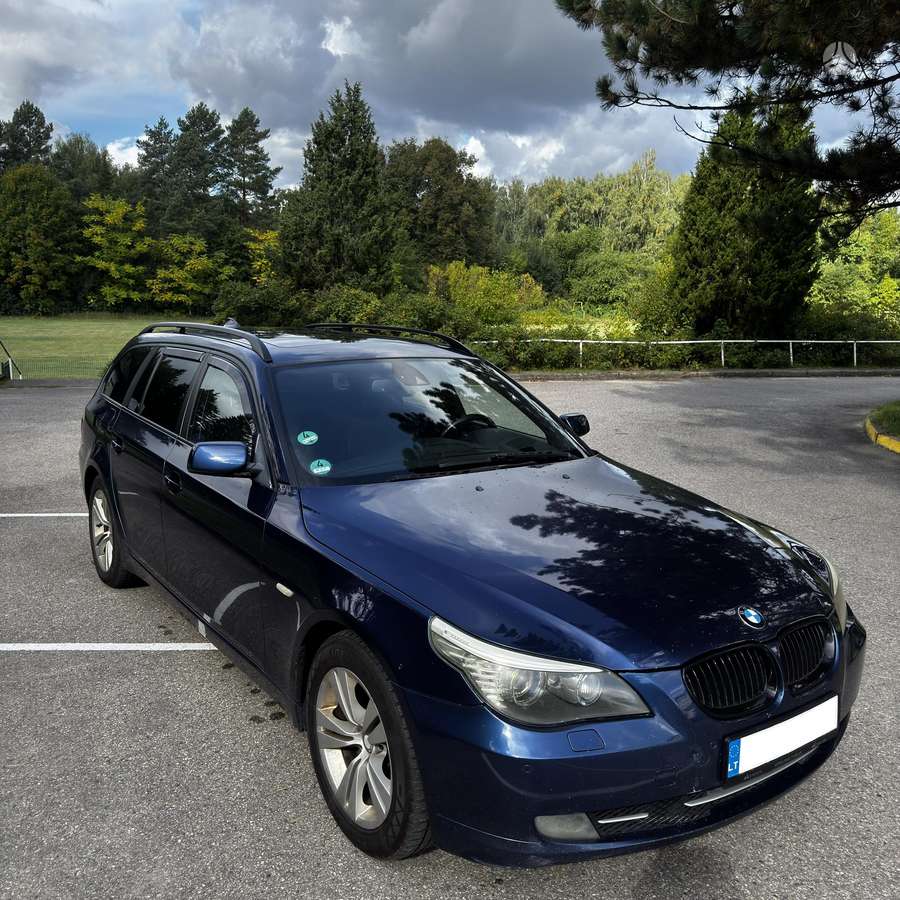 BMW 525 2009 — rear view