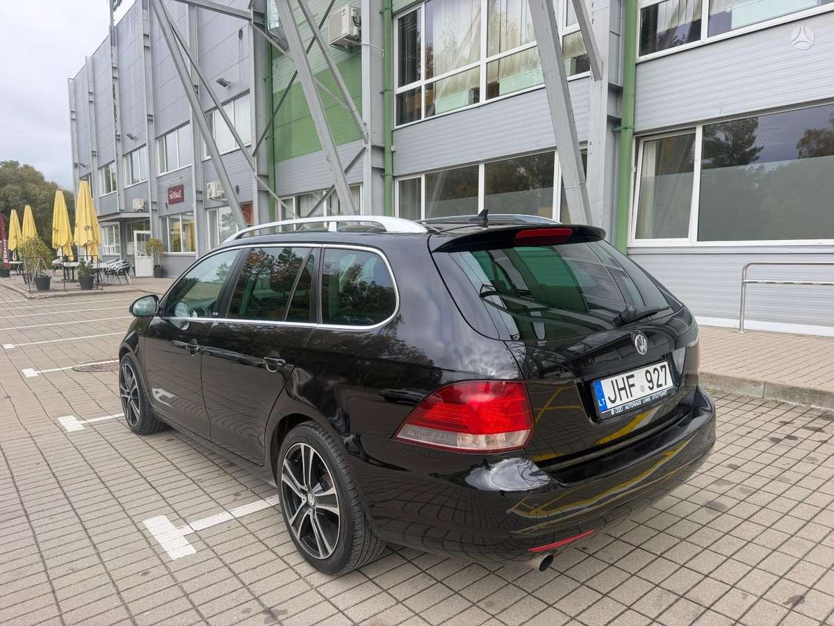 Volkswagen Golf 2011 — rear view
