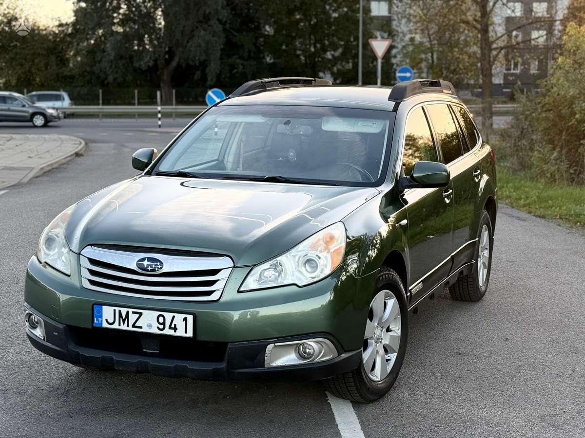 Subaru Outback 2011 — rear view