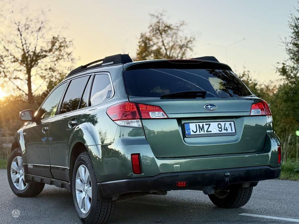 Subaru Outback 2011 — interior
