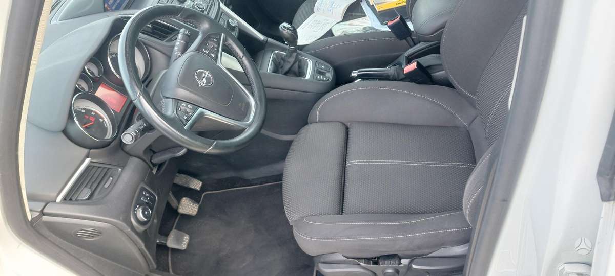 Opel Zafira 2012 — photo 10