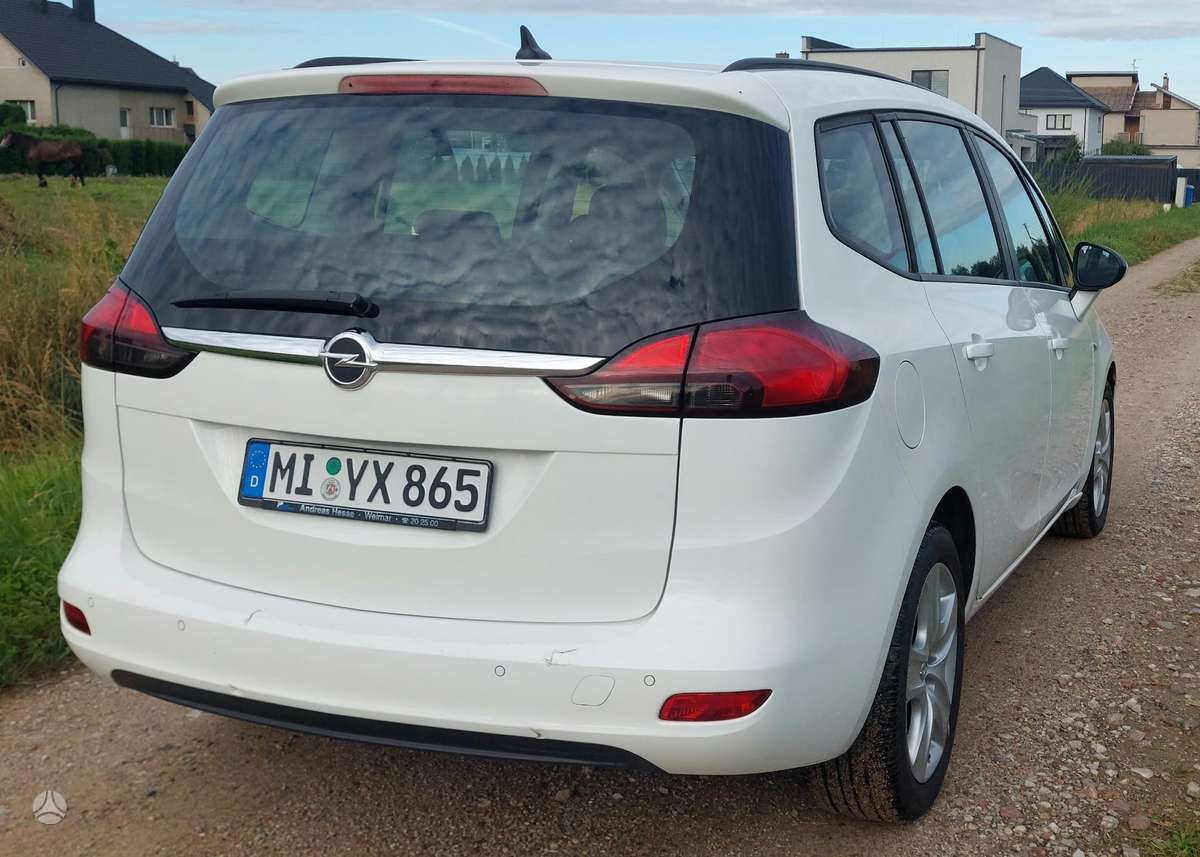 Opel Zafira 2012 — rear view