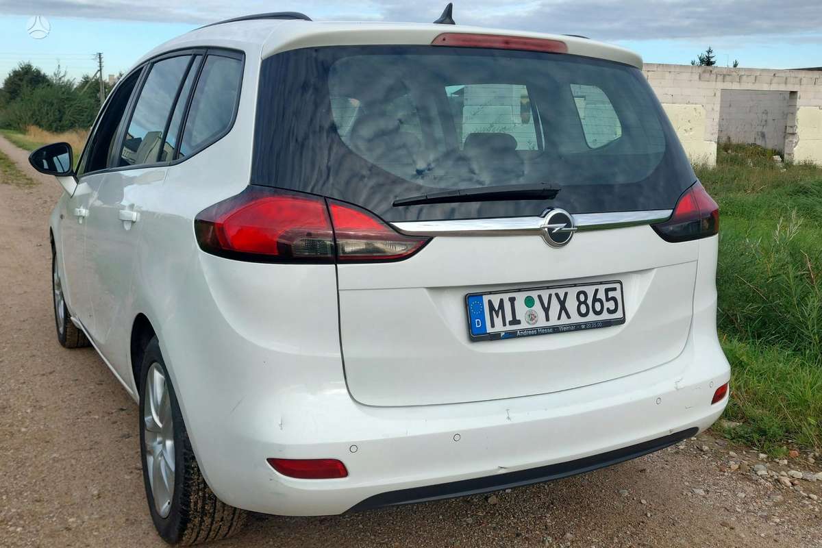 Opel Zafira 2012 — interior