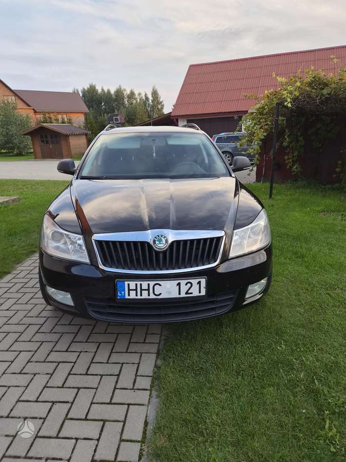 Skoda Octavia 2011 — rear view