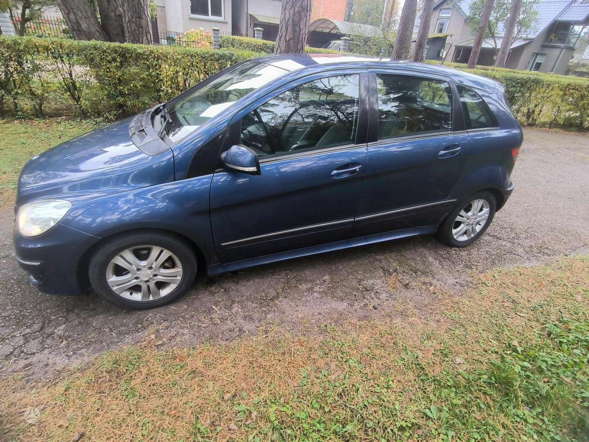 Mercedes-Benz B180 2008 — салон
