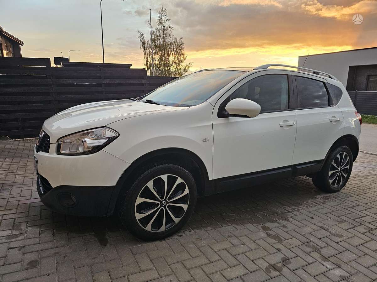 Nissan Qashqai 2011 — rear view