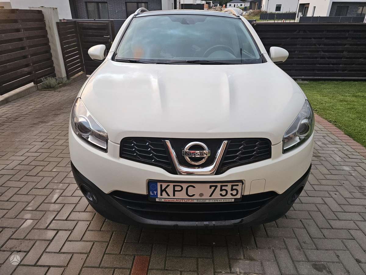 Nissan Qashqai 2011 — interior