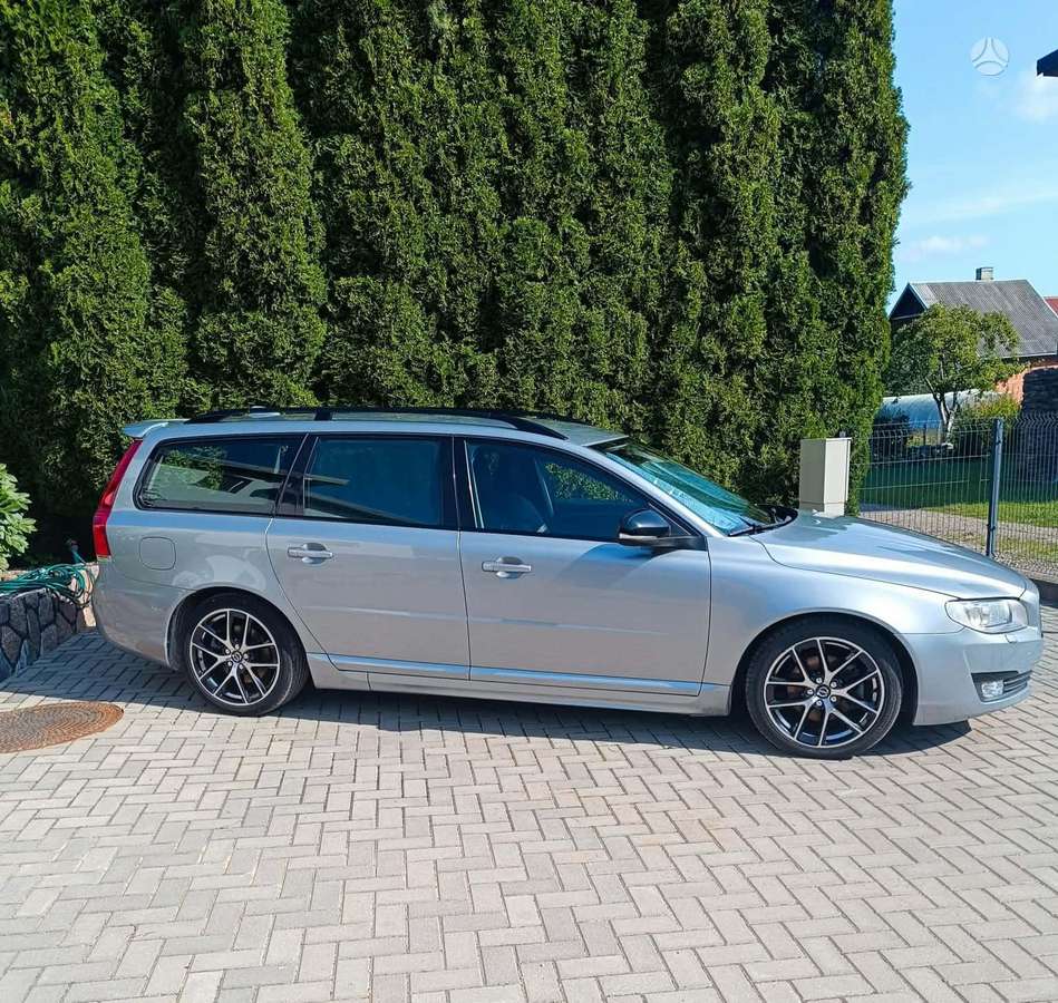 Volvo V70 2015 — rear view