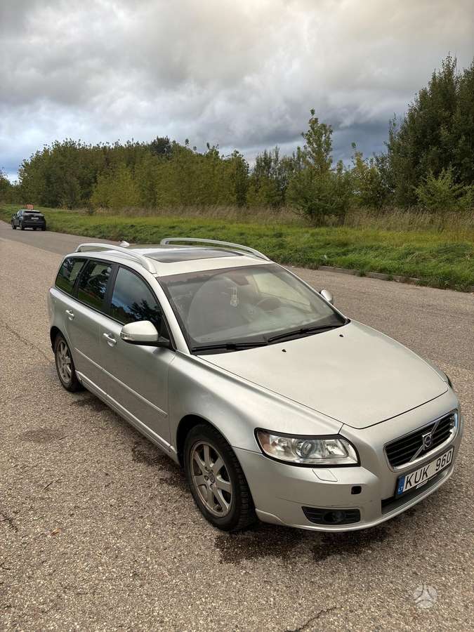 Volvo V50 2009 — салон