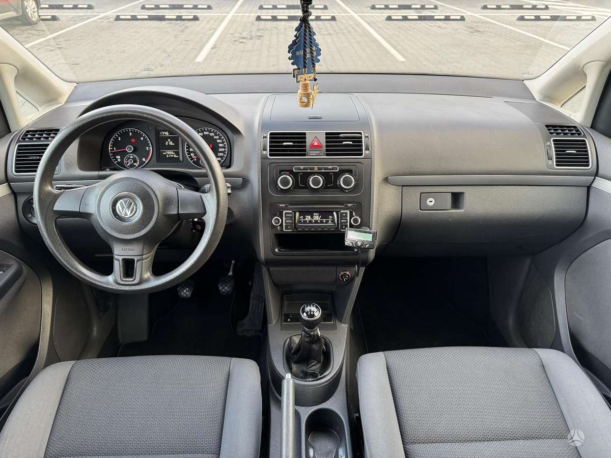 Volkswagen Touran 2011 — photo 11