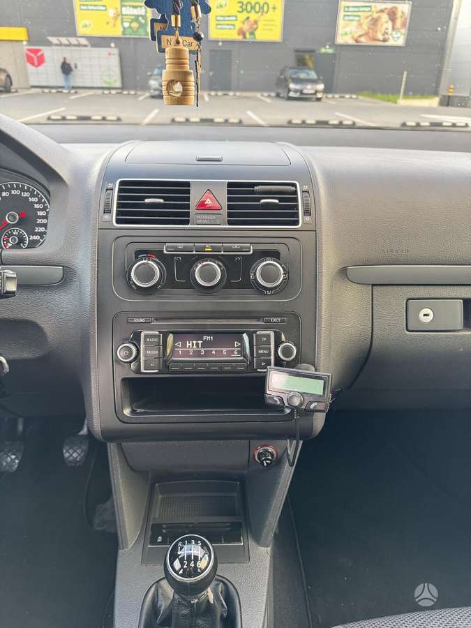 Volkswagen Touran 2011 — photo 12