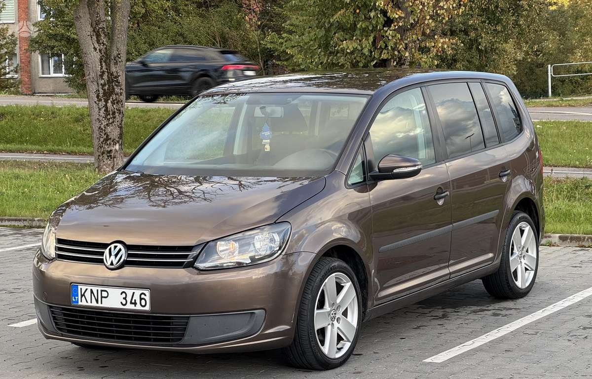Volkswagen Touran 2011 — rear view