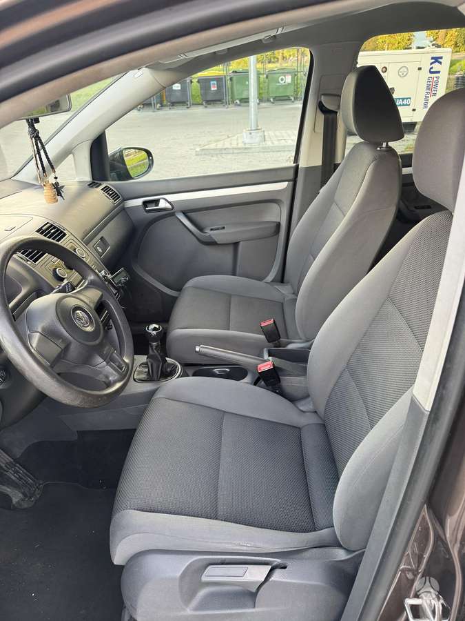 Volkswagen Touran 2011 — photo 9