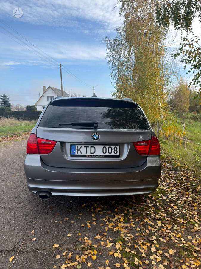 BMW 318 2010 — вигляд ззаду
