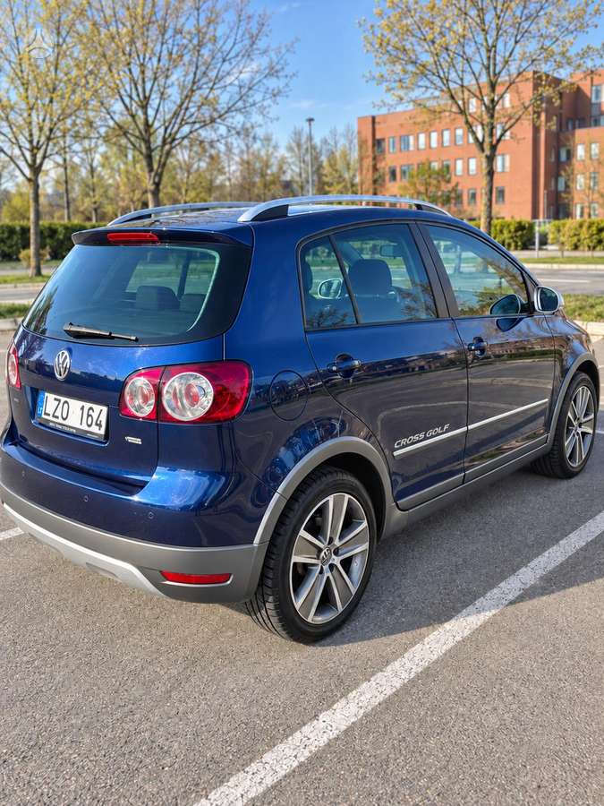Volkswagen Golf 2011 — rear view