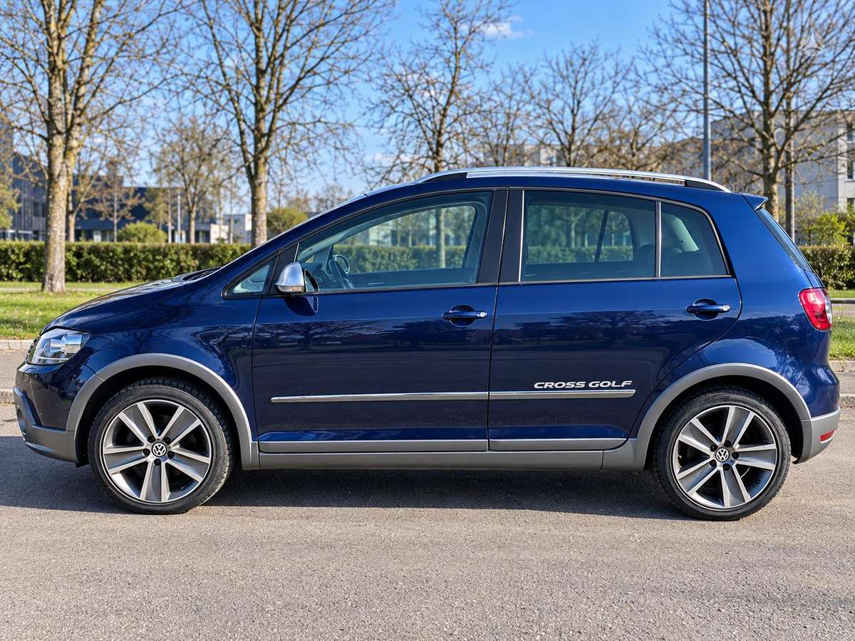 Volkswagen Golf 2011 — interior