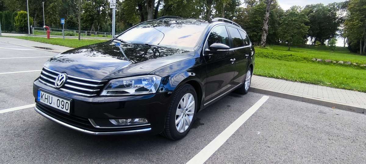 Volkswagen Passat 2012 — rear view