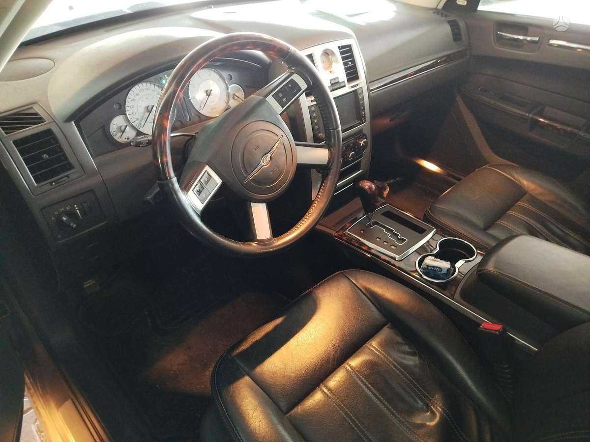 Chrysler 300C 2008 — салон