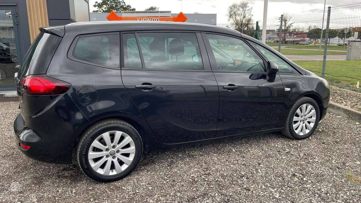 Opel Zafira 2015 — photo 10