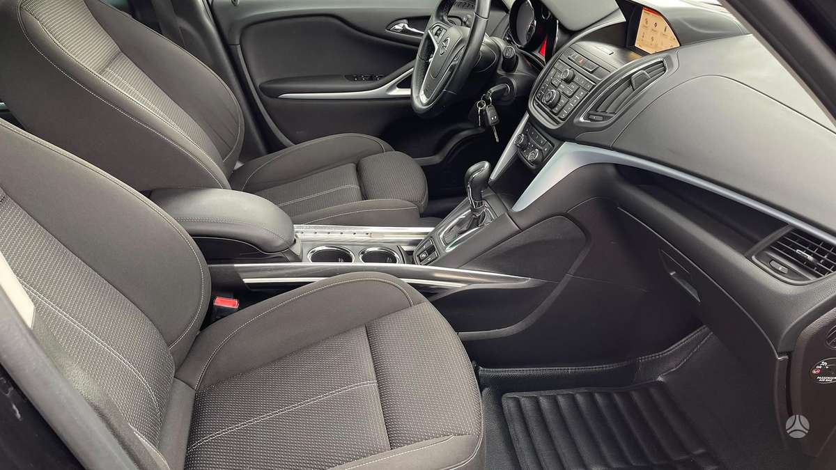 Opel Zafira 2015 — photo 11