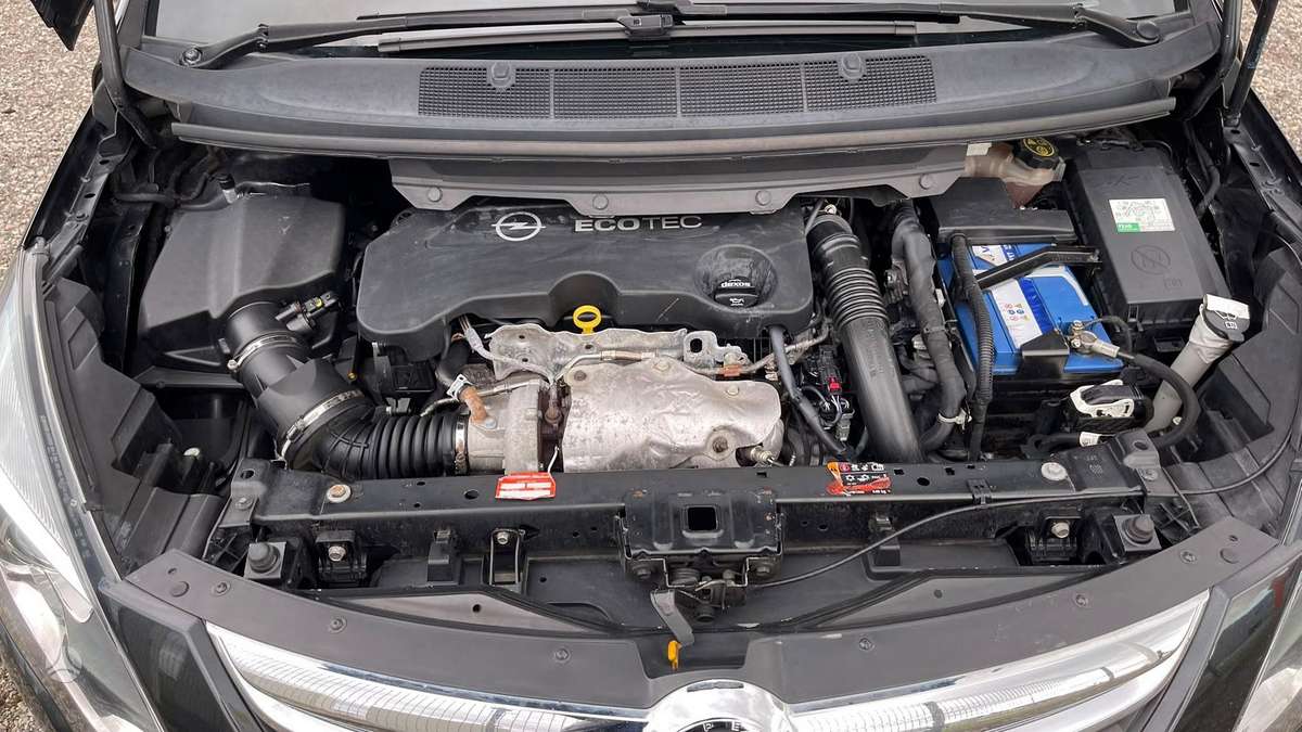 Opel Zafira 2015 — photo 15