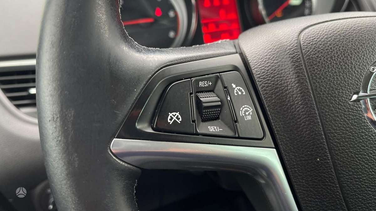 Opel Zafira 2015 — photo 31