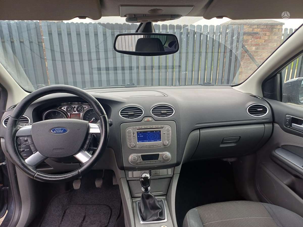 Ford Focus 2009 — rear view