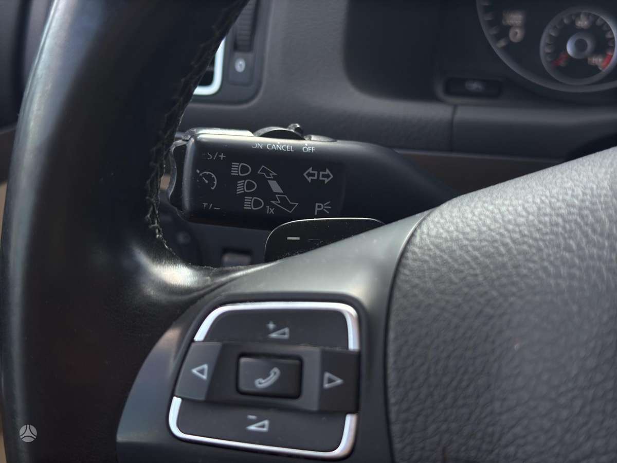 Volkswagen Touran 2011 — photo 18