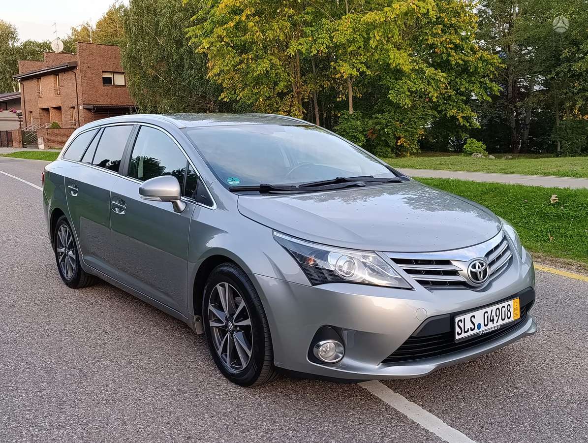 Toyota Avensis 2013 — вигляд ззаду
