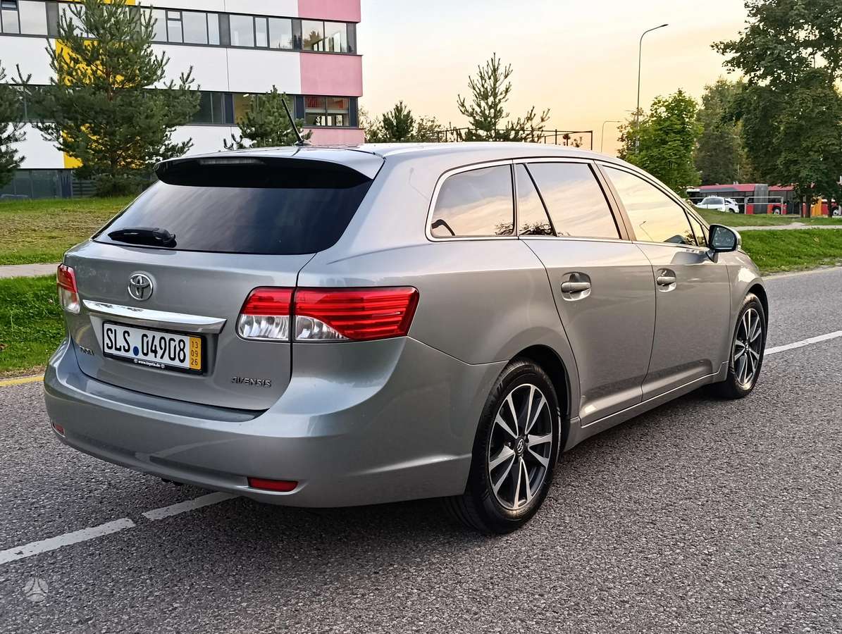 Toyota Avensis 2013 — салон