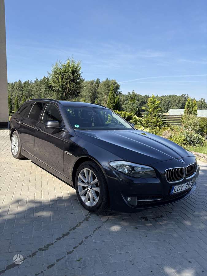BMW 530 2011 — rear view