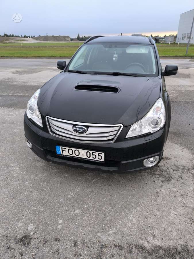 Subaru Outback 2011 — rear view