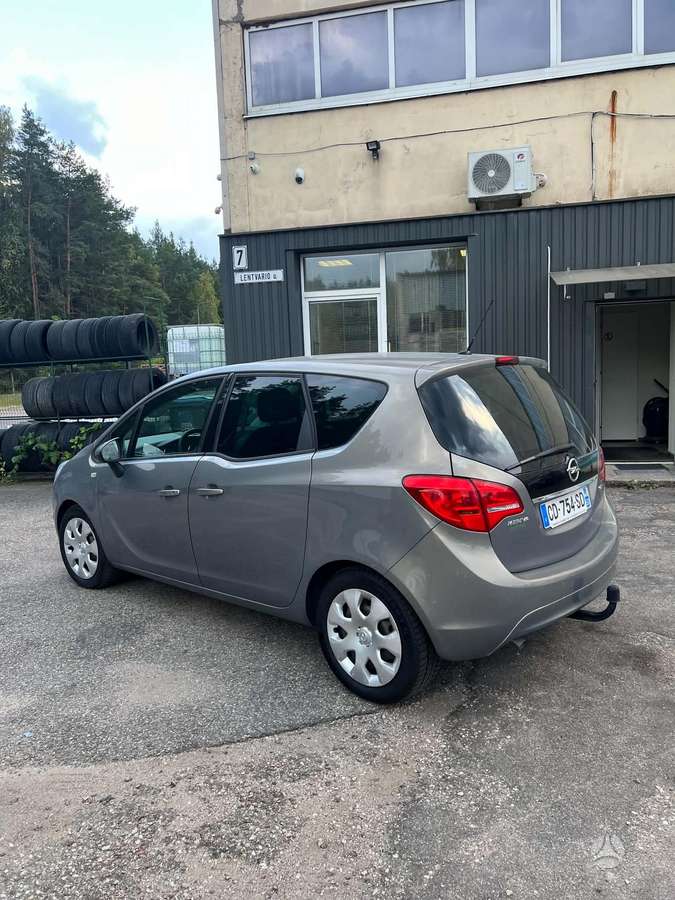 Opel Meriva 2012 — engine 1686 cm³, 110 HP (81kW)