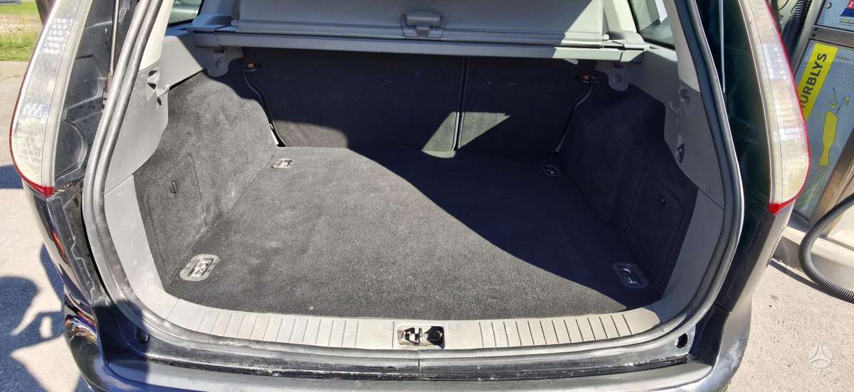 Ford Focus 2009 — photo 24